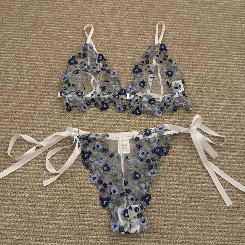 Blue floral lingerie set